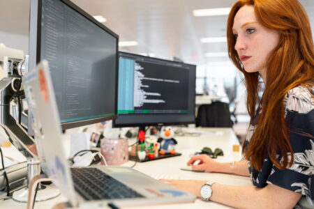femme bureau ecran ordinateur
