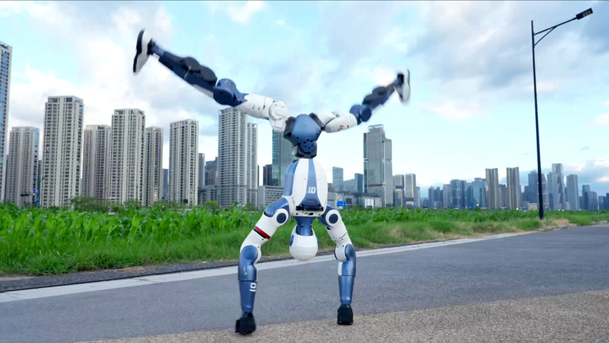 Le robot R1 fait un salto.