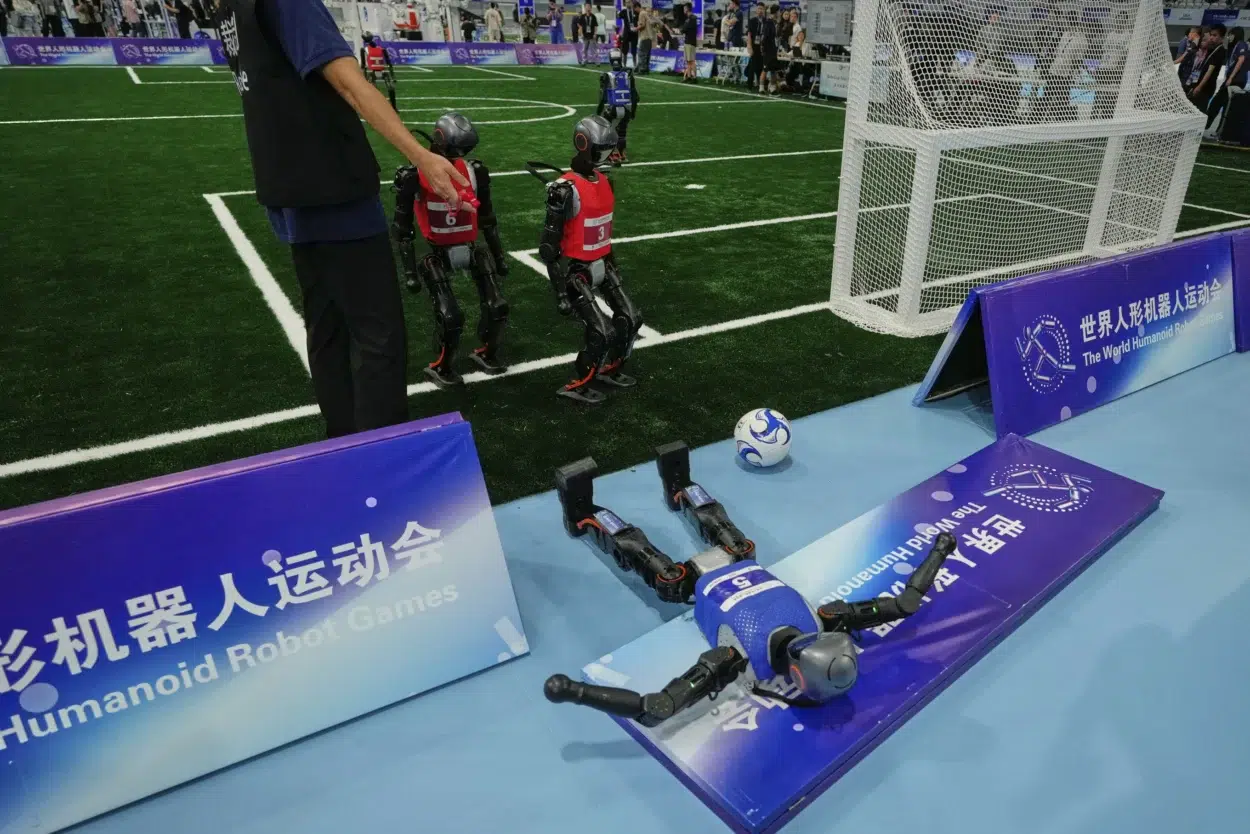 Chute d’un robot humanoïde lors d’un match de football, © Associated Press