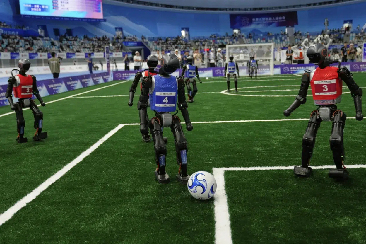 Robots humanoïdes lors d’un match de football, © Associated Press