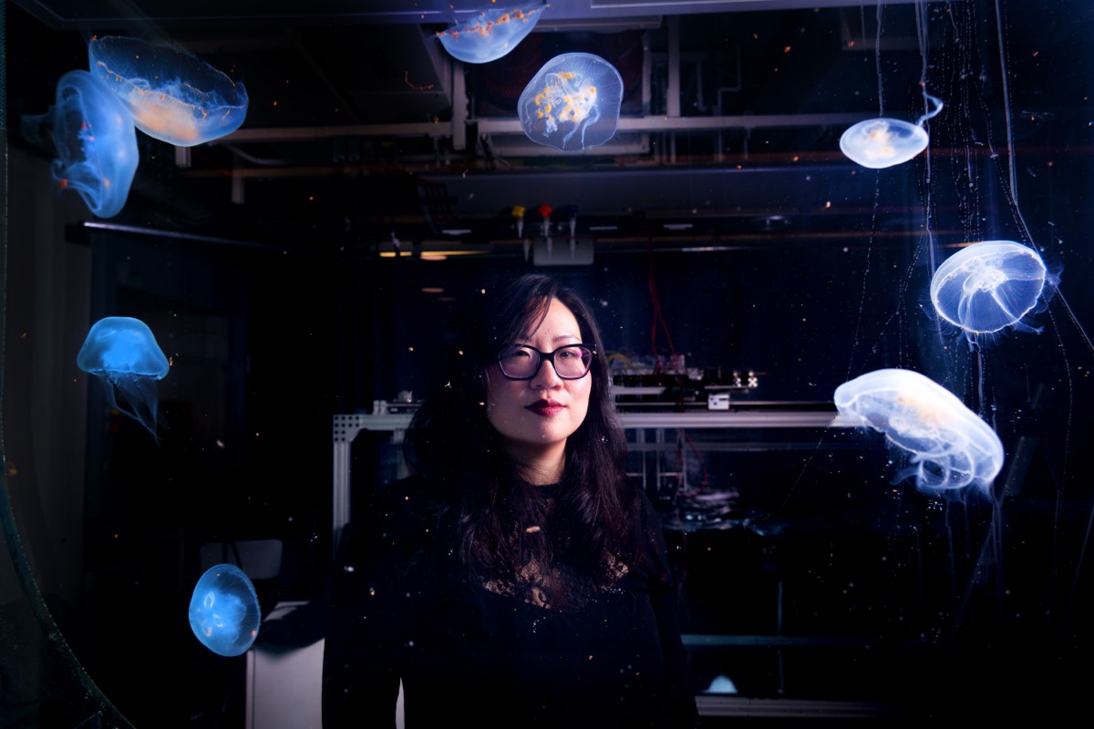 Nicole Xu, ingénieure à l'Université du Colorado à Boulder, se tient derrière le bassin principal de son laboratoire. © Glenn Asakawa/Université du Colorado à Boulder