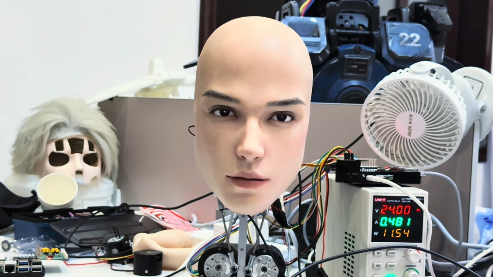 Robot humanoïde réaliste AheadForm