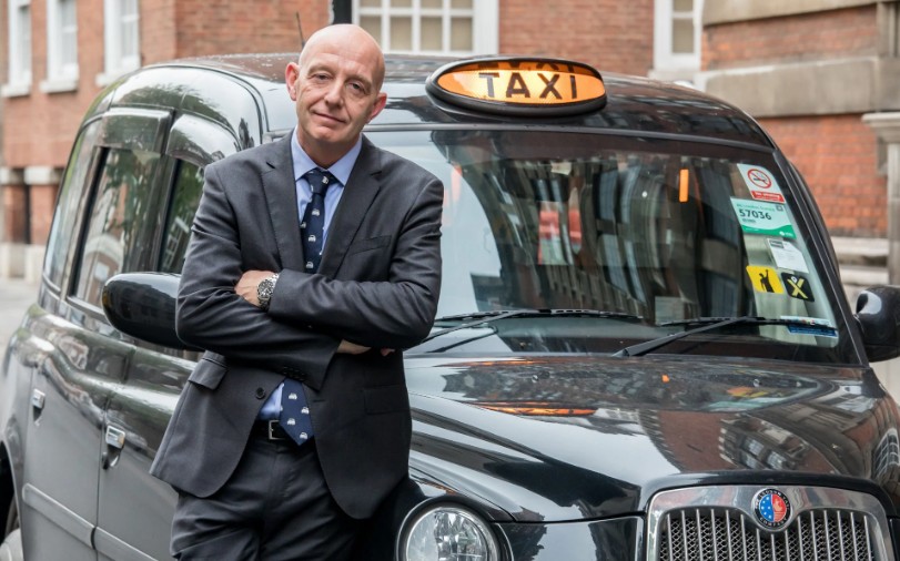 Steve McNamara, à côté d'un black cab