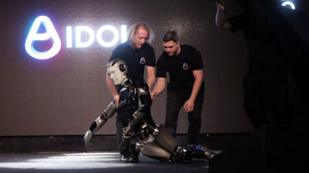 Le robot russe AIdol en train de chuter