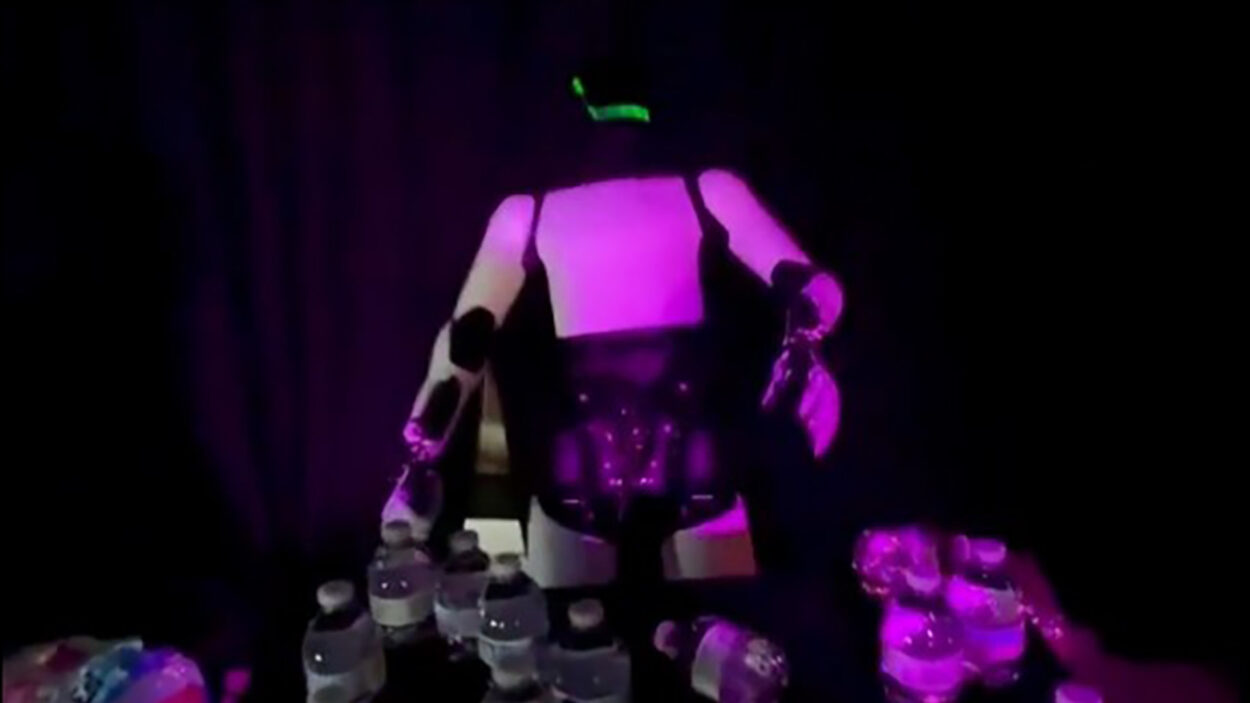 Chute d'un robot Optimus de Tesla