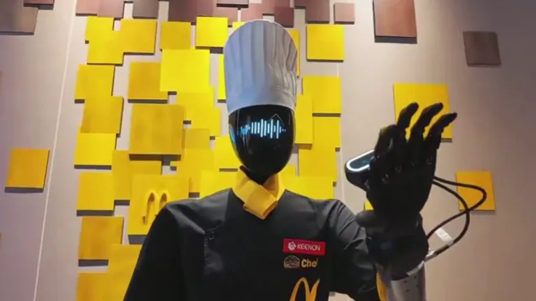 Robot humanoïde XMAN-R1 de Keenon Robotics chez McDonald's