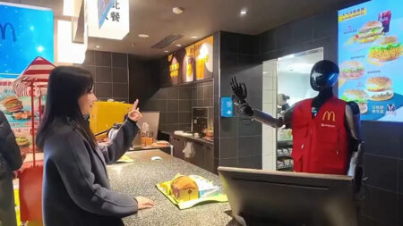 Robot humanoïde de Keenon Robotics chez McDonald's
