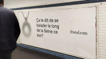 Collier IA Friend dans le métro parisien