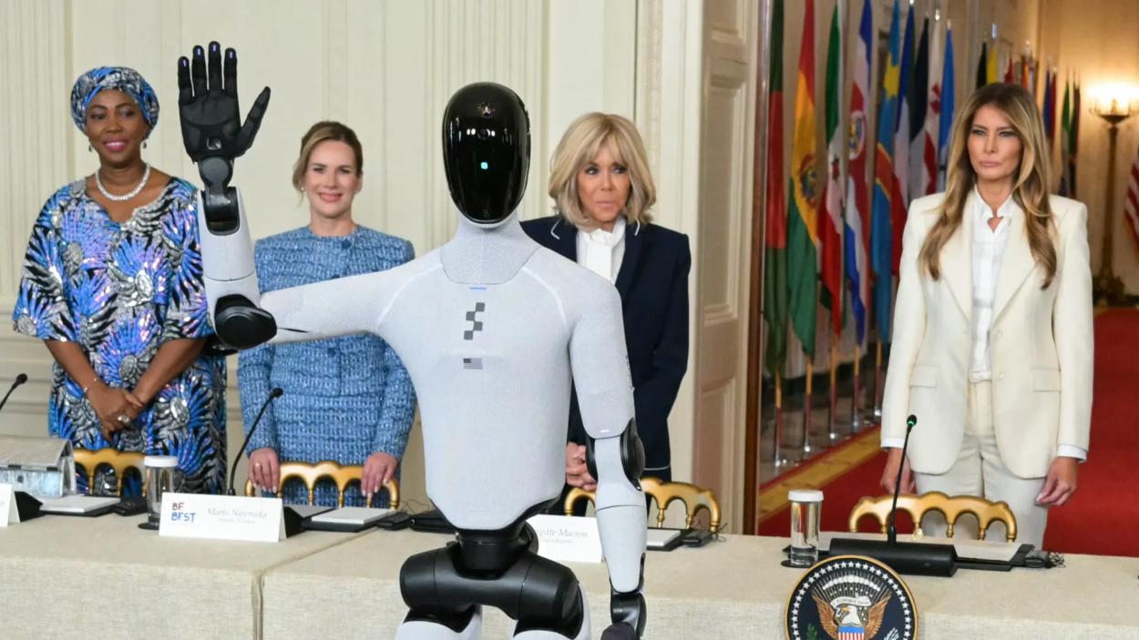 Le robot humanoïde Figure 03 avec Melania Trump et Brigitte Macron