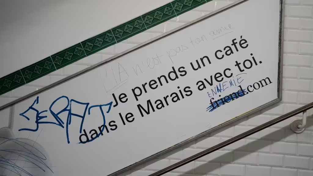 Affiche sur le collier IA Friend, dégradée