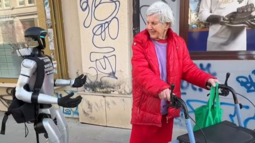 Le Unitree G1 baptisé Edward Warchocki rencontre des passants