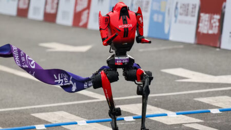 Record du semi-marathon par le robot Lightning de Honor