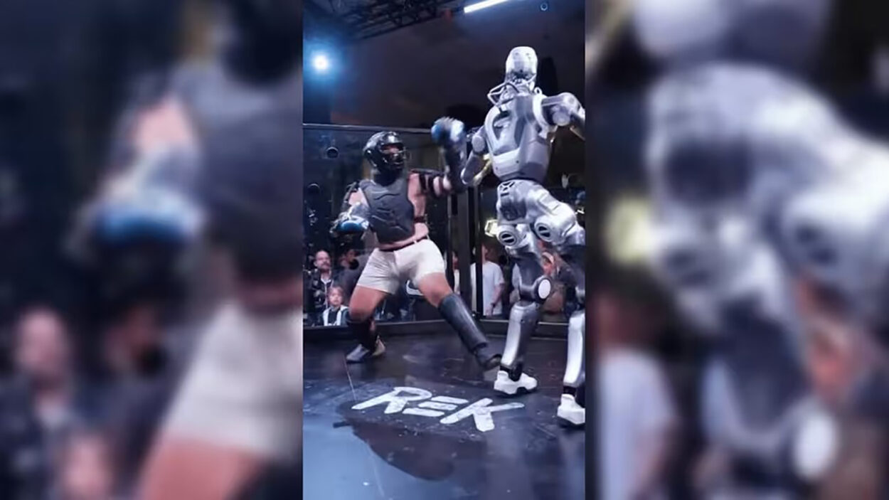 Combat entre un influenceur et un robot T800 d'EngineAI